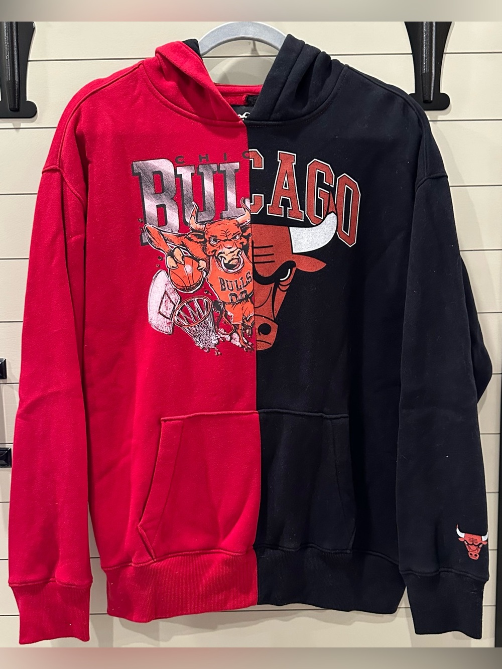 Men’s Hollister NBA Chicago Bulls Split Red & Black Pullover Hoodie Size Medium